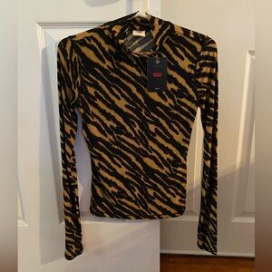 NWT Women’s Levi’s slim fit silky top. (Xs)